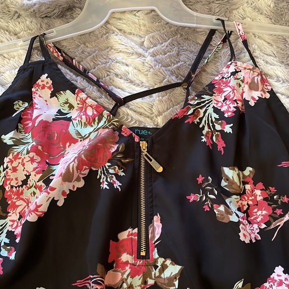 NWOT Rue+ Zip Up Vneck Floral Tank Top with Double-Straps, Size 2x - Picture 2 of 6
